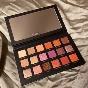 HUDA BEAUTY Eyeshadow Palette